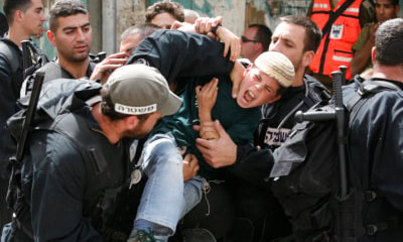 צפו: שוטר מג"ב מרסס קטין בגז פלפל מטווח אפס