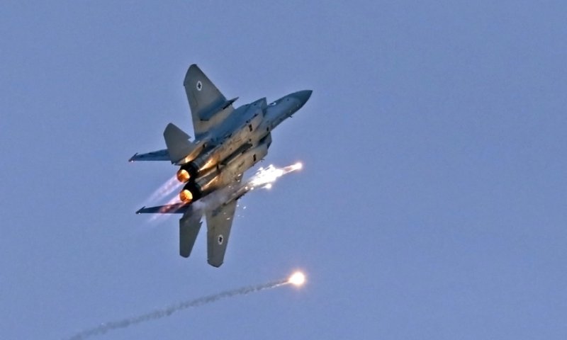 צפו: הטייס מזהה ילד ומבטל את התקיפה: "חדל, חדל"