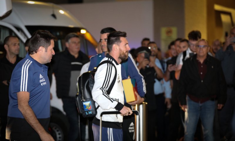 צפו: קבלת הפנים של מאות האוהדים למסי