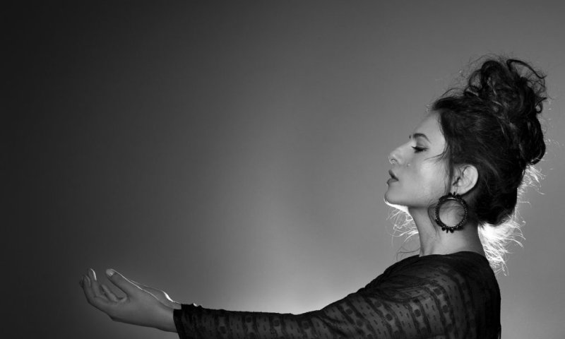 כאם לבת: המנטורית מירי מסיקה בשיר תפילה מרגש