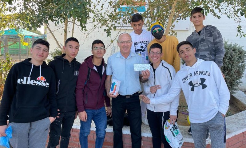 הר"מ איבד את הטלפון; תלמידי הישיבה רכשו לו מכשיר חדש