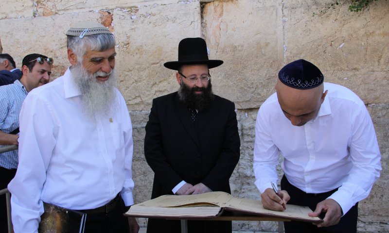 לראשונה: שר הפנים של בריטניה ביקר בכותל המערבי