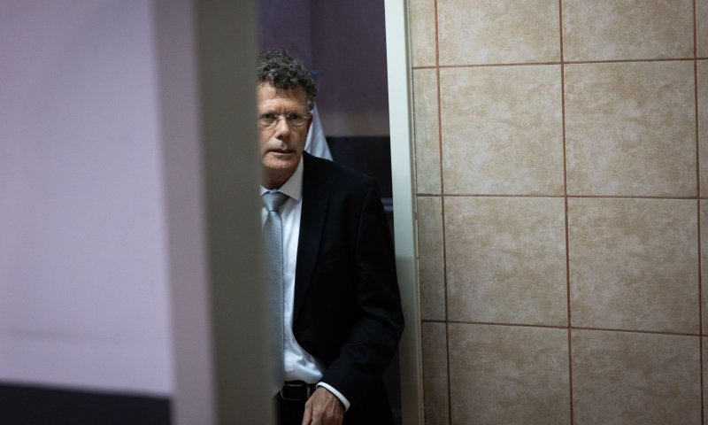 דמוקרטיות לא נופלות בקפיצה אלא בשחיקה