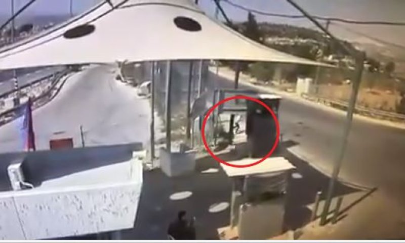 תיעוד הפיגוע: בן 8 שולף סכין, לעבר החייל ונמלט