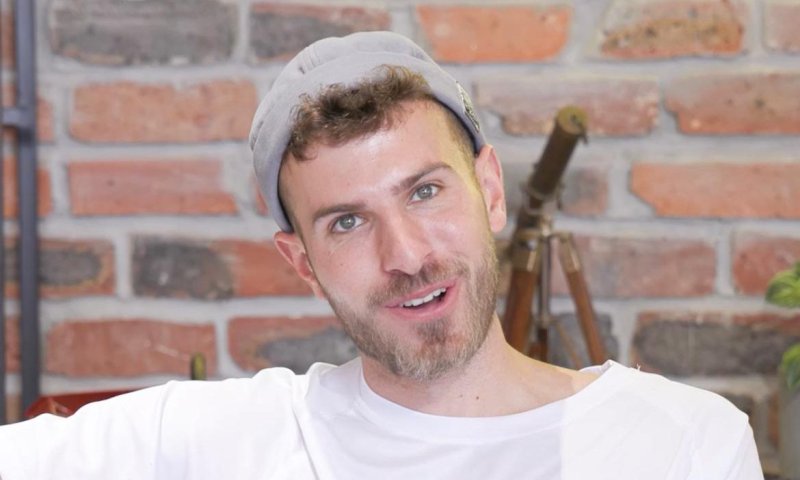 קורע: הזקנים שממציאים את המדבקות בוואטסאפ