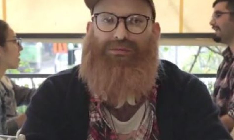 היפסטר בחנות חרסינה / דעה