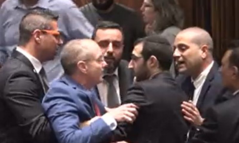 טירוף בכנסת: הח"כ סירב לצאת; הסדרנים רדפו אחריו