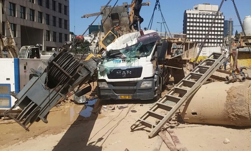 המנוף קרס ומחץ את המשאית. בנס אין נפגעים