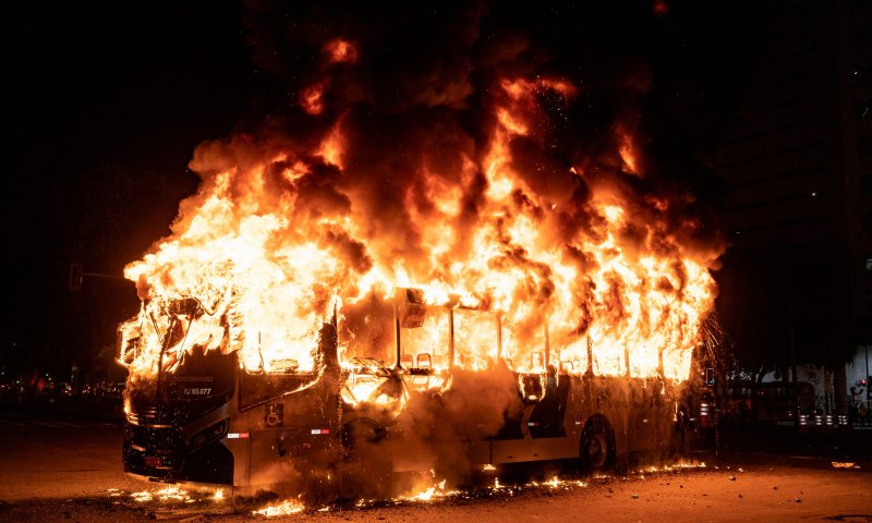 זוועה בדרום אפריקה: 20 הרוגים בהתלקחות אוטובוס