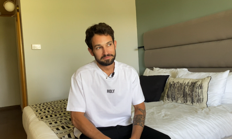 דייר האח הגדול לסרוגים: "יש לי הרבה שיחות איתו למעלה"