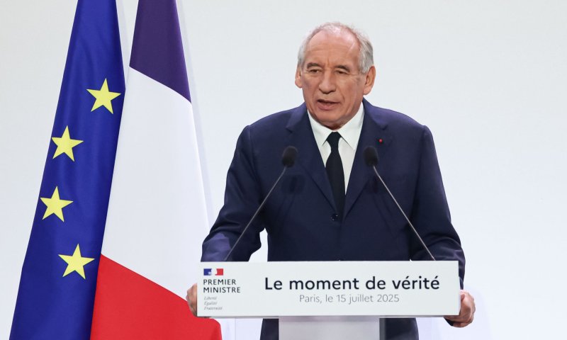 אחרי האי אמון: ראש ממשלת צרפת הודיע על התפטרותו