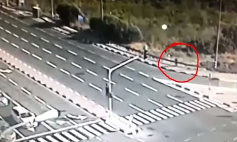 דוקר, רץ ונתפס: צפו: תיעוד פיגוע הדקירה בצומת שילת