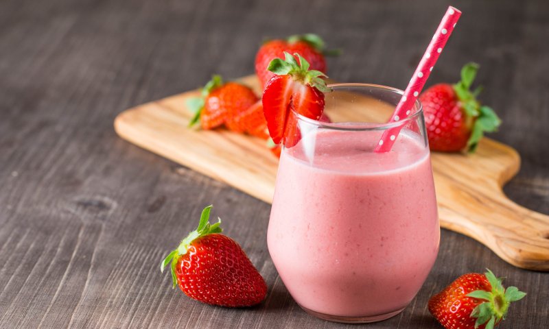 קלי קלות: מתכון למילקשייק עוגת גבינה ותותים