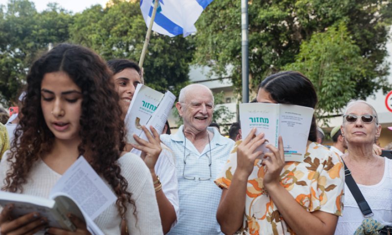 המתפלל במרחב הציבורי הוא חצוף כלפי שמיא