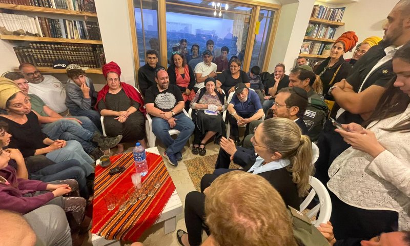 נשיא המדינה בניחום אבלים בבית משפחת רז בקידה