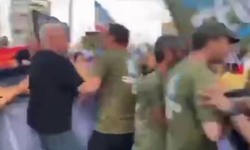 לחץ בשמאל: פעילי אחים לנשק תקפו מפגינים בקפלן