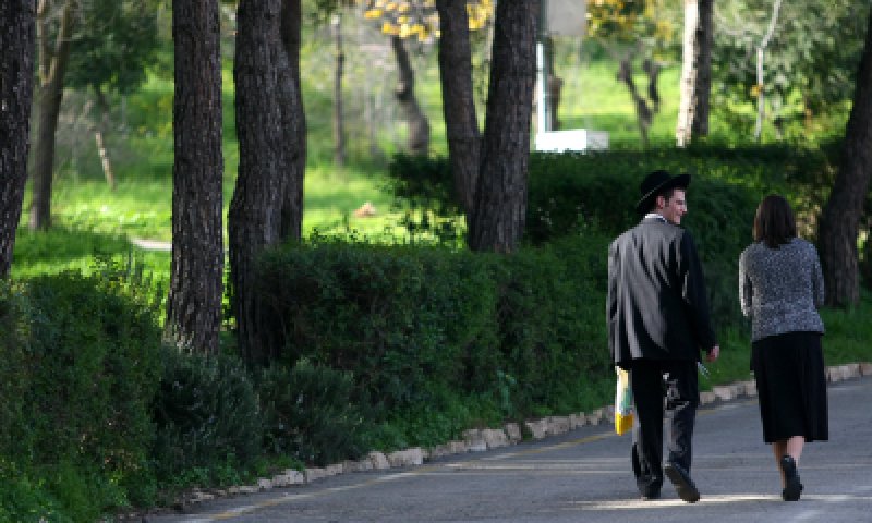 בגלל פייסבוק: ביטלה שידוך ותשלם 75,000 ש"ח