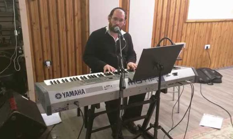 צפו: אהרון רזאל בחזרות לקראת 'ירושלים של אור'