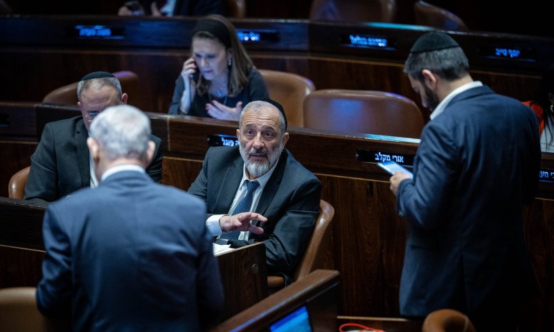 למרות שלא יעבור: הסיבה שדרעי העלה את חוק הרבנים