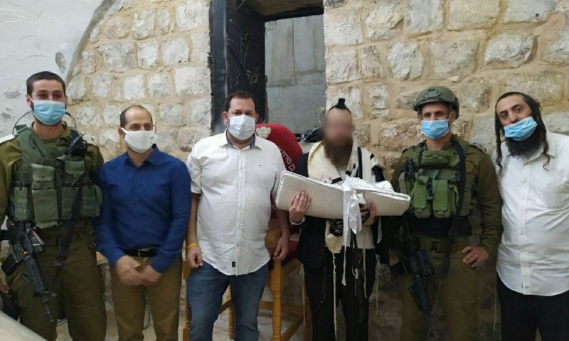 תיעוד מבפנים: ברית מילה בקבר יוסף