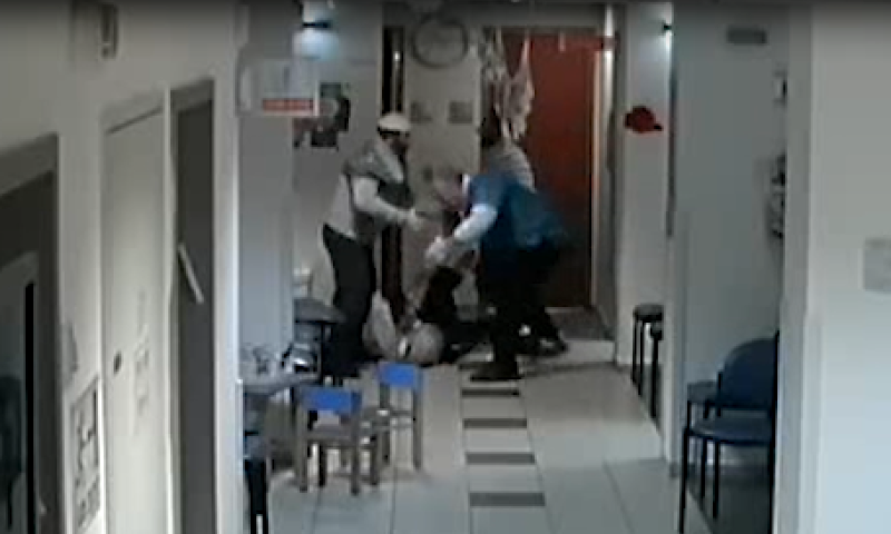 חילול ה': כתב אישום נגד תוקפי הרופא; צפו בתיעוד הקשה