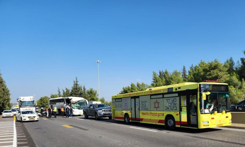 שערי צדק: פצועת תאונת הדרכים מורדמת ומונשמת