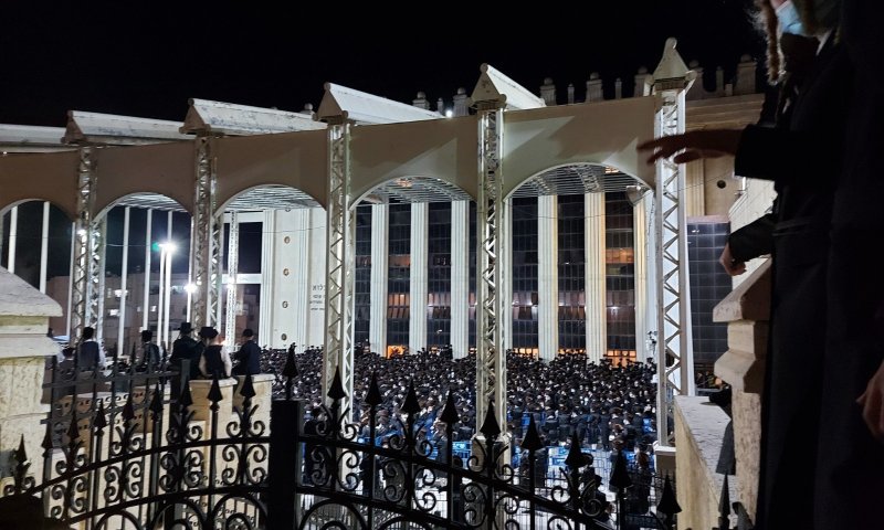 כאילו אין קורונה: אלפים בבעלזא הפרו את ההנחיות