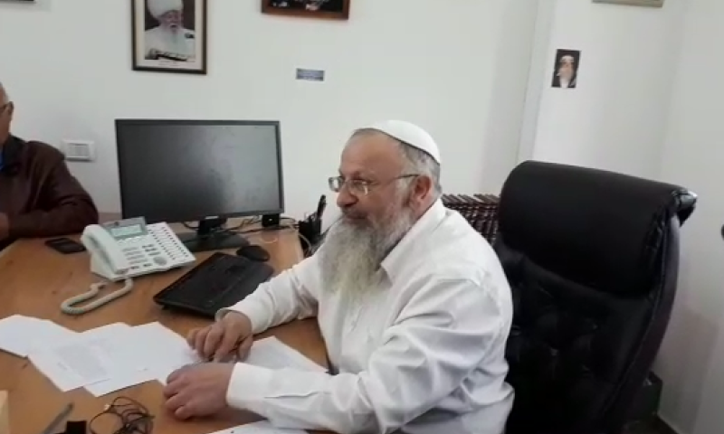 צפו: הרב אליהו מוכר את החמץ של גולשי 'סרוגים'