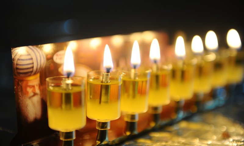 מתי מדליקים נרות חנוכה? הלכות חנוכה לפי כל העדות
