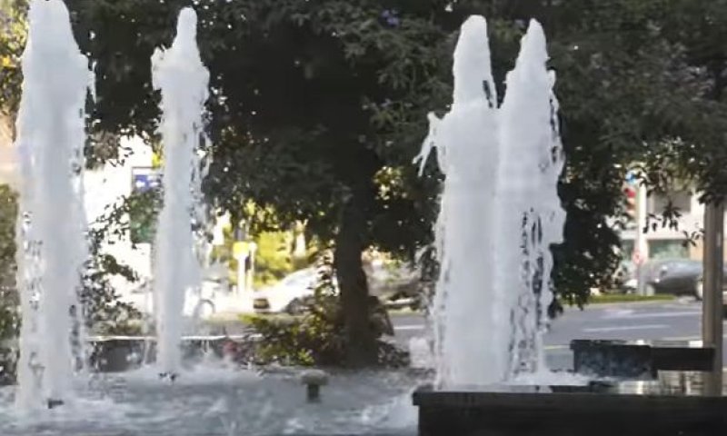 צפו: למה אנשים זורקים מטבעות למזרקות?