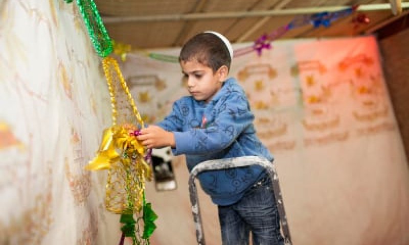 סוכות: יוצאים החוצה כדי להגיע פנימה