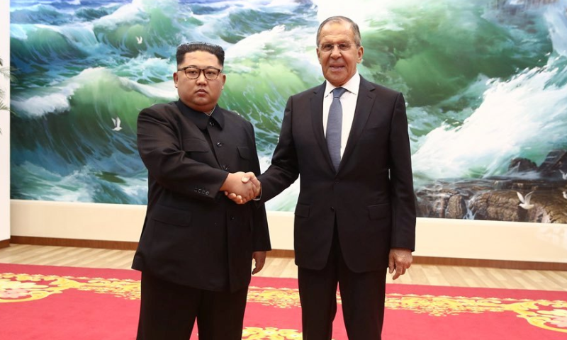 לא רק ארה"ב: שר החוץ הרוסי בביקור בצפון קוריאה