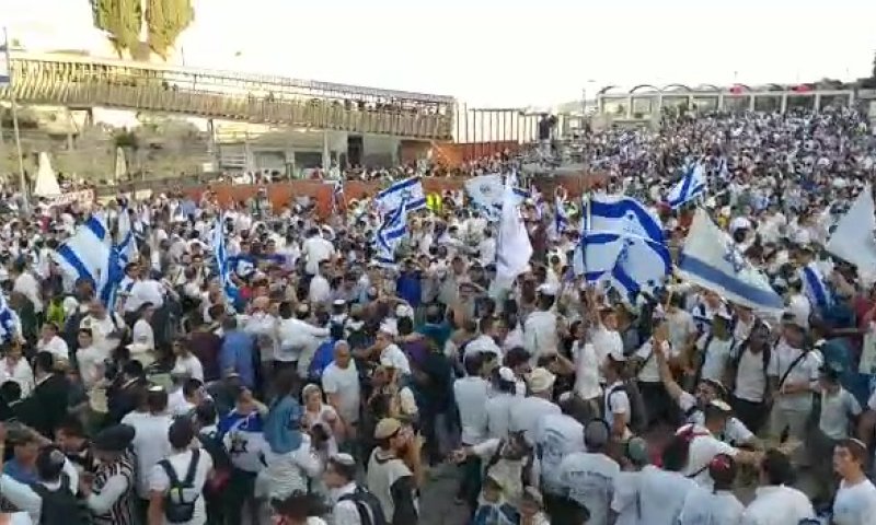 לפיד לשאלת סרוגים: אתה היית מבטל את הריקודגלים?