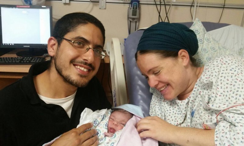 שנה אחרי שניצלה בנס מבקבוק תבערה &ndash; ילדה בן