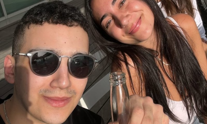 משקפי שמש ובירה ביד: עידן אלכסנדר בסטורי ראשון