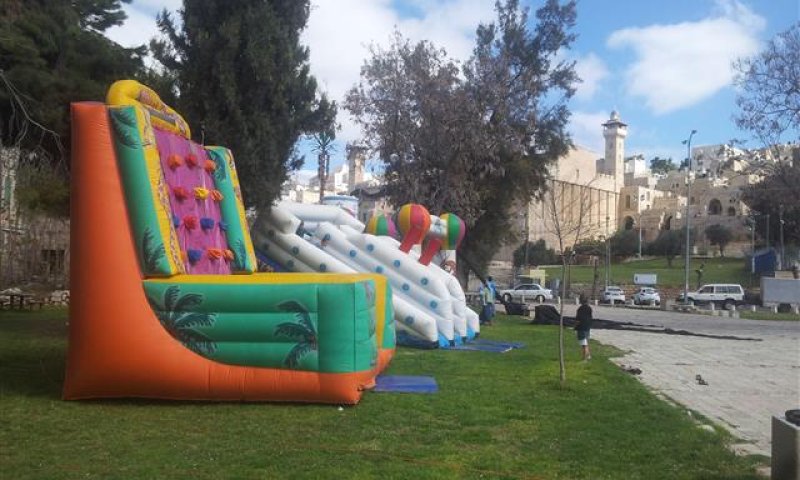 חברון לובשת חג: מתכוננים לאירוע המרכזי בחול המועד