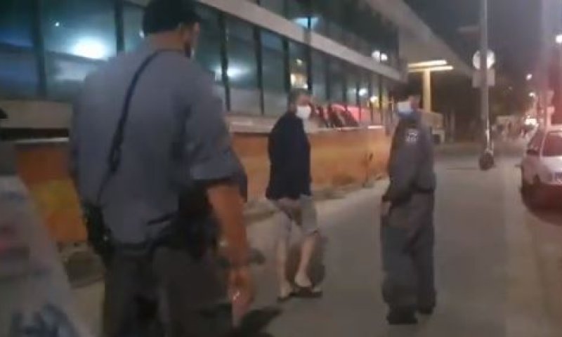 צפו: ריקלין מלווה לביתו מוקף בשוטרי יס"מ