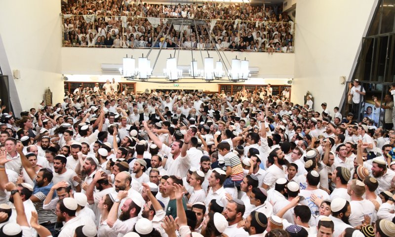 גלרית ענק: שמחת בית השואבה ב'מרכז הרב'. צפו