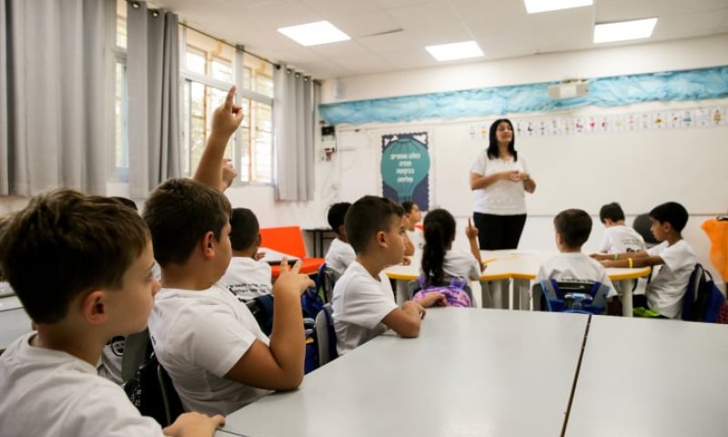 בלי קפסולות בגנים; למידה היברידית בכיתות א'-יב'