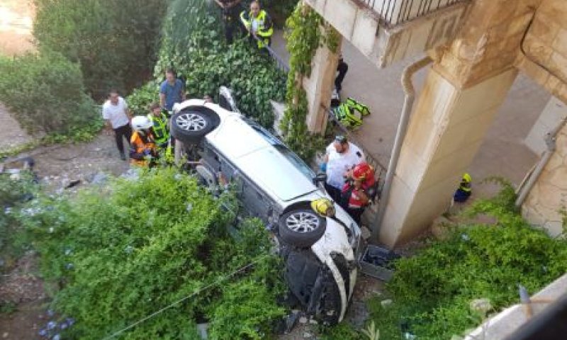 אישה נלכדה ברכב שנפל מגובה בירושלים