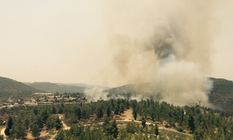 שרפת ענק בהרי ירושלים; הישוב אבן ספיר פונה