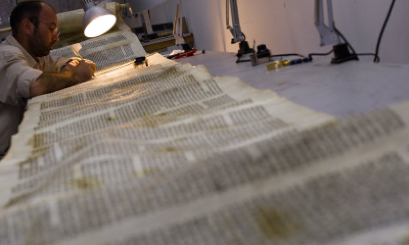 נתגלה ספר תורה עתיק: התימנים וחב"ד צדקו