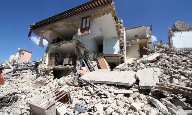 בגלל רעידת האדמה באיטליה: אזהרת צונאמי