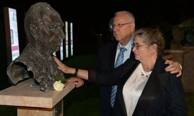 הנשיא הניח פרח על פסלו של שמעון פרס