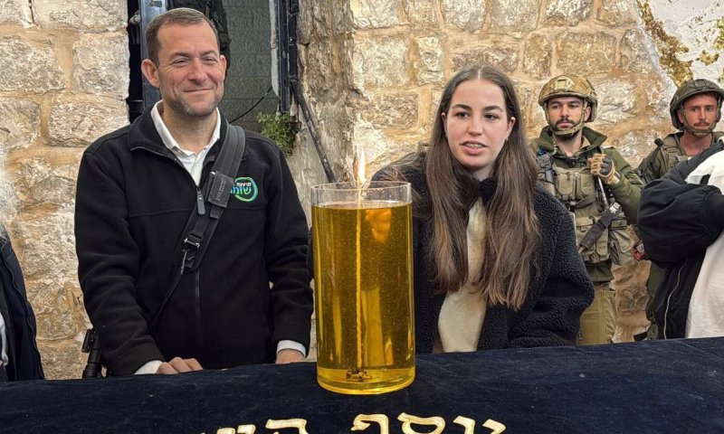 תמונת הניצחון: אגם ברגר הגיעה לתפילה בקבר יוסף