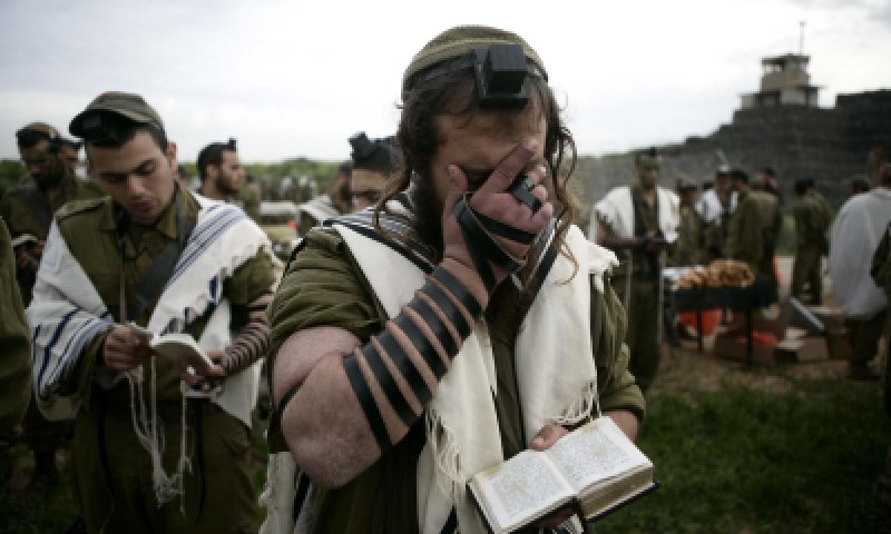 מפקד הצטלב מול ארון הקודש והודח