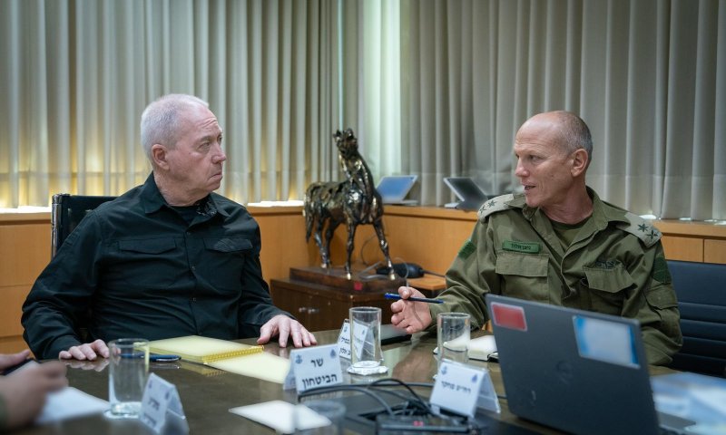 בצל החזית הצפונית: גלנט נועד בקריה בנוגע למו"מ לעסקת חטופים