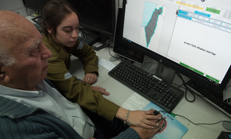 צפו: ניצול השואה שהפעיל את הצפירה עם נכדתו