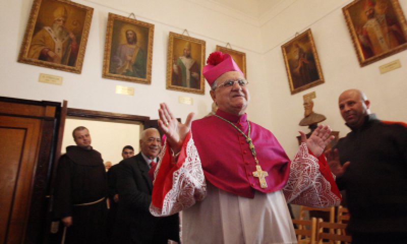 מה לתנועות עזרא ובני עקיבא ולכסף של כנסיות וכמרים?