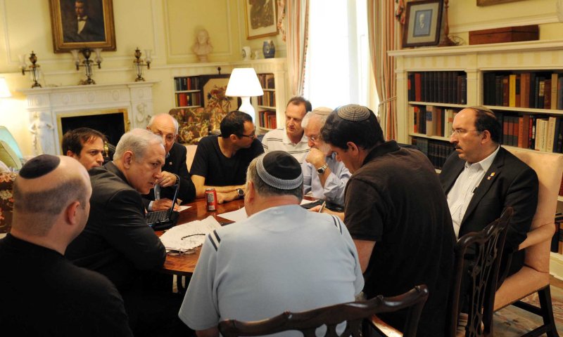 מה חושב כתב ערוץ 1 על ריבוי היועצים הדתיים של נתניהו?